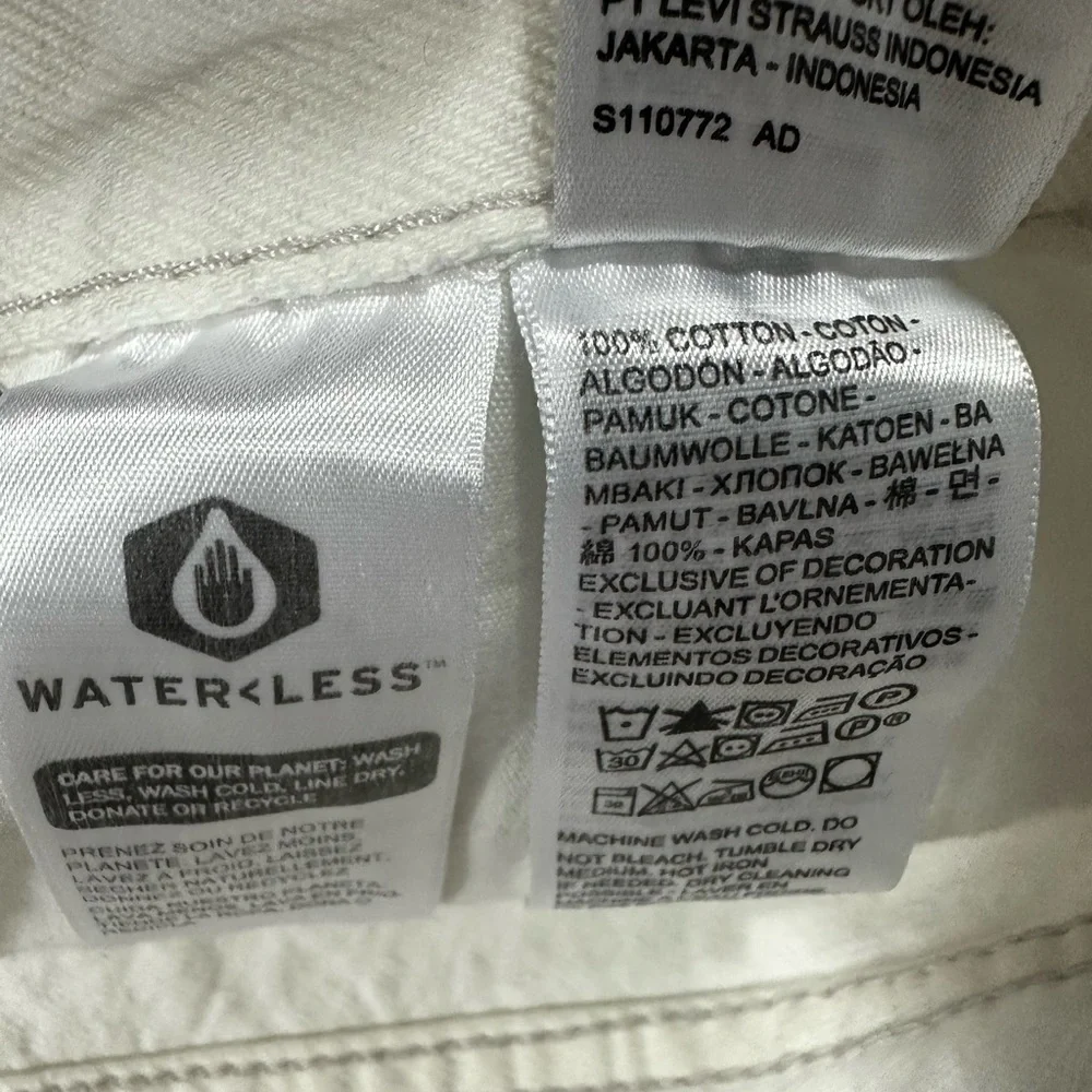 LEVI'S WHITE DENIM HIGH WAIST MOM SHORTS - Picture 3 of 9